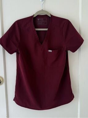 Figs Women's Catarina One-Pocket V-Neck Scrub Top - Burgundy/Wine
